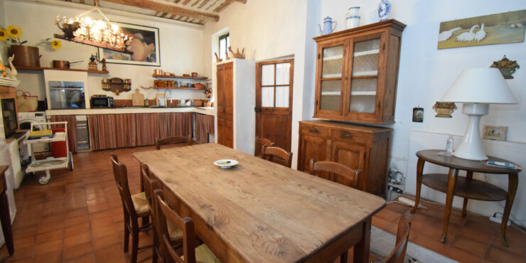 Propriété dans le centre du village avec extérieur