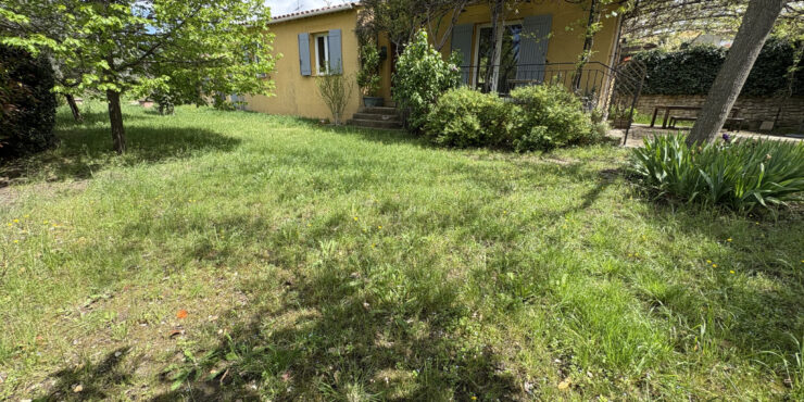 Maison 5 chambres de plain pied avec garage.
