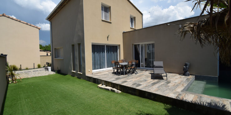 Dans un environnement paisible, au fond d’une impasse, découvrez cette villa récente aux beaux volumes.