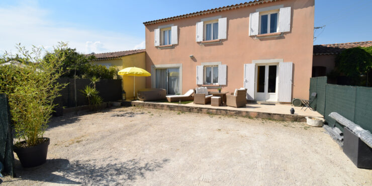 Maison trois chambres avec terrasse et cour.