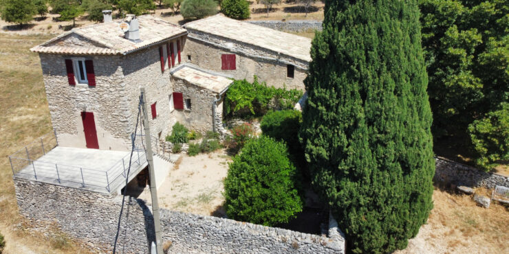 MAS PROVENCAL AVEC TERRAIN ATTENANT