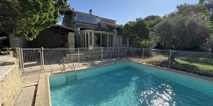 Villa 5 chambres avec piscine sur terrain arboré de plus de 2700m2.