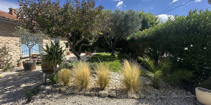 Maison de plain-pied rénovée avec terrain attenant