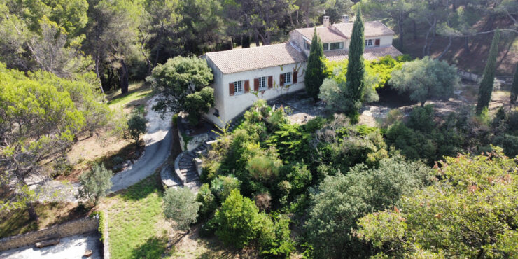 Villa d’architecte dans un écrin de verdure face au Ventoux