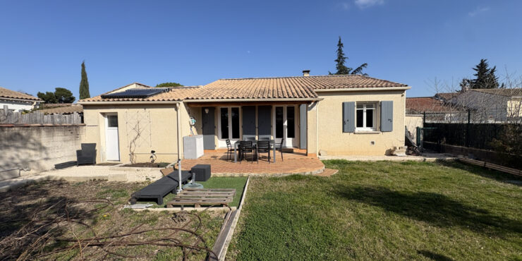 Maison trois chambres de plain-pied avec garage.