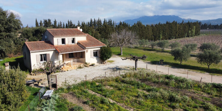 Maison 3 chambres avec grand garage et cabanon à aménager sur 4 500 m2 de terrain