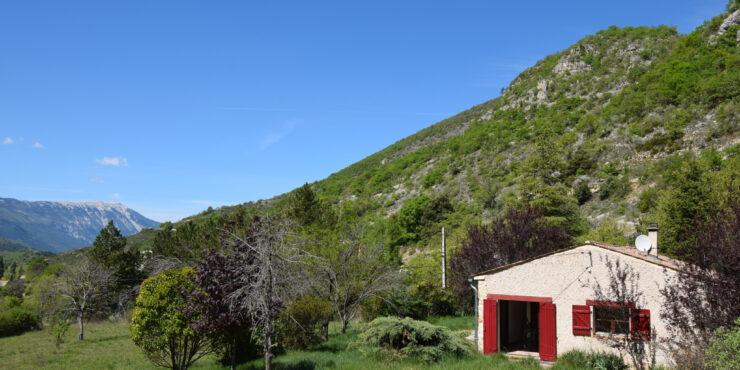 Maison avec 6 000 m2 de terrain face au Mont Ventoux