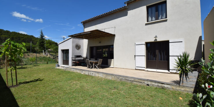 Maison d&rsquo;inspiration industrielle avec jardin et potentiel 4 chambres