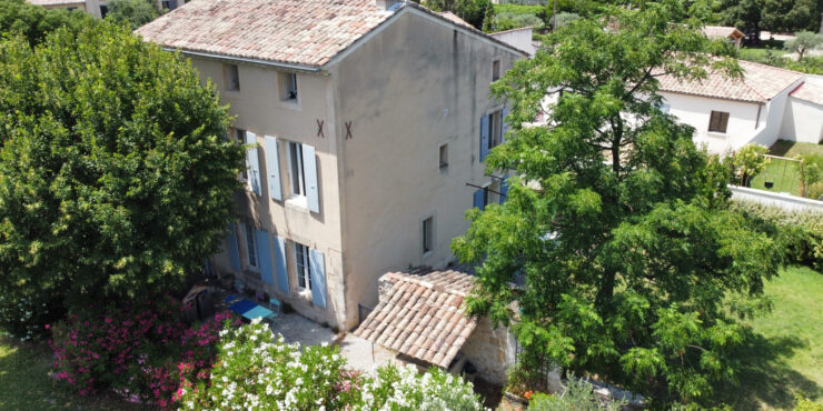 Pernes-les-Fontaines   Partie de mas de caractère avec jardin clos et atelier