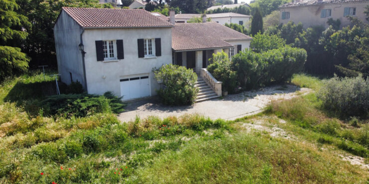 Maison de 120 m2 sur 900 m2 de terrain avec grand garage   Quartier recherché de Carpentras