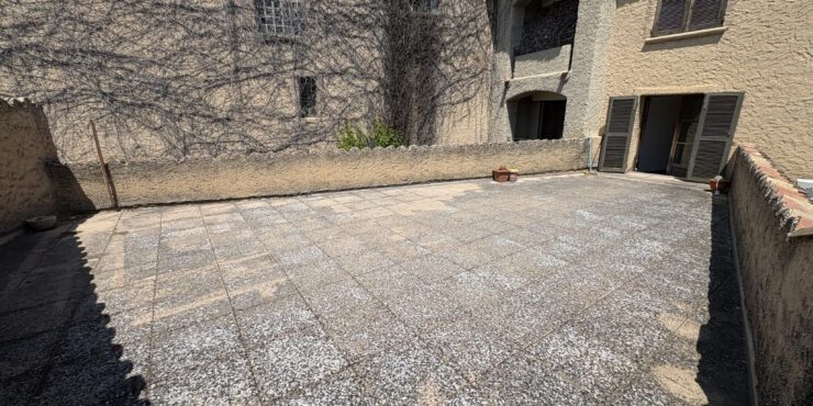 Carpentras   T3 avec terrasse de 50 m2, balcon, parking et cave