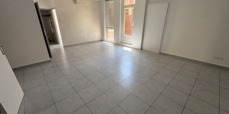 Carpentras   Appartement T2 avec cour privative, parking et cave en résidence sécurisée