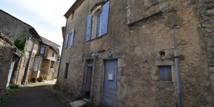 Maison de village à rénover   Saint-Trinit
