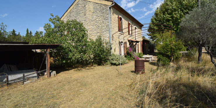 Un authentique Mas en pierre en Provence, avec plus de 2,5 hectares de terrain